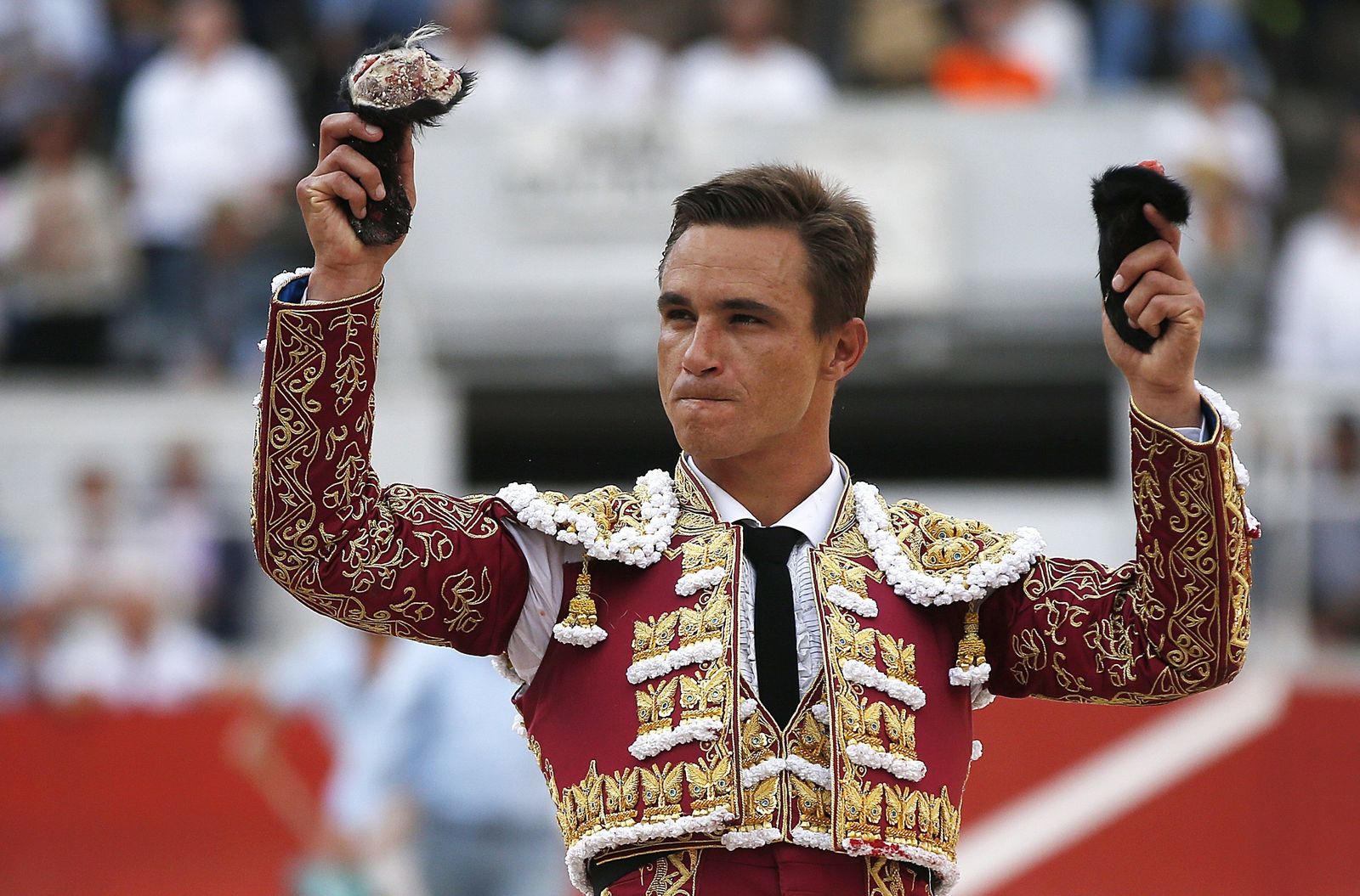 Juan Bautista, con las dos orejas conseguidas del cuarto toro en Arles.