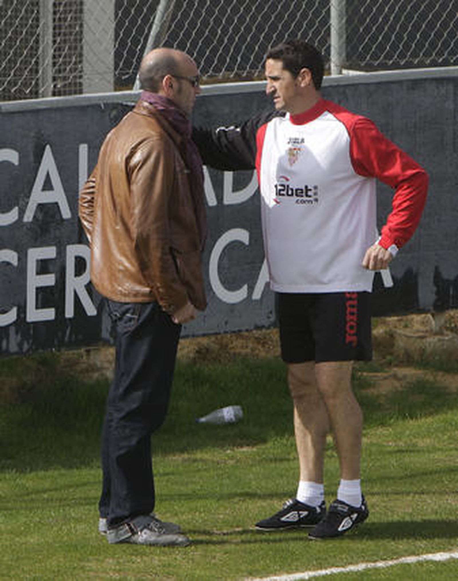 Jiménez charla con Monchi tras caer en la Champions. 

Foto: José Ángel García