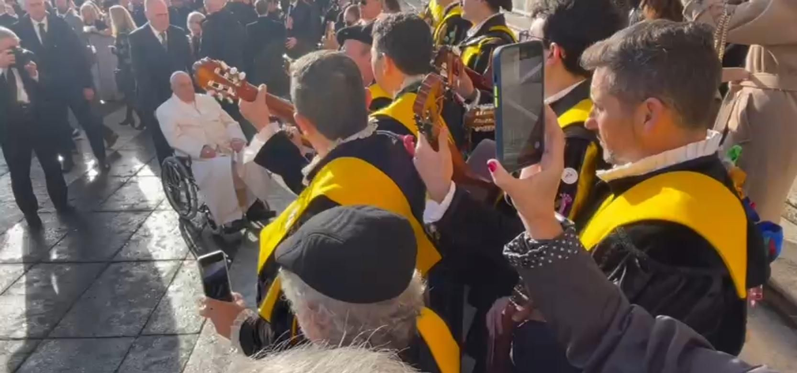 El Papa escuchando el Ave María que le brinda la tuna