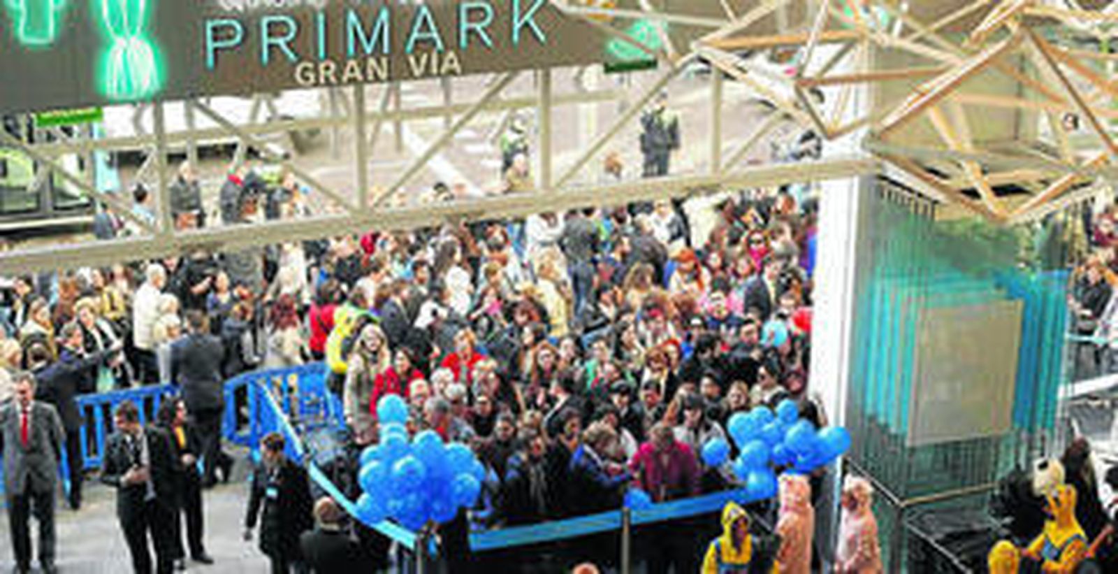 Colas de clientes esperando la apertura de la nueva tienda de Primark, situada en la Gran Vía de Madrid.