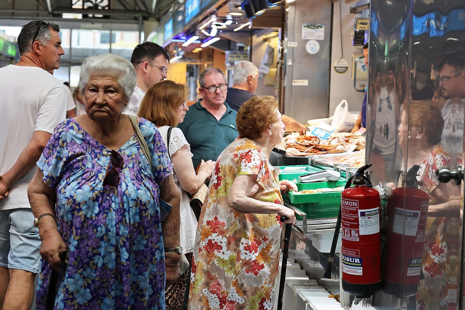 Imágenes de las compras en el entorno del Mercado del Carmen en la mañana de sábado