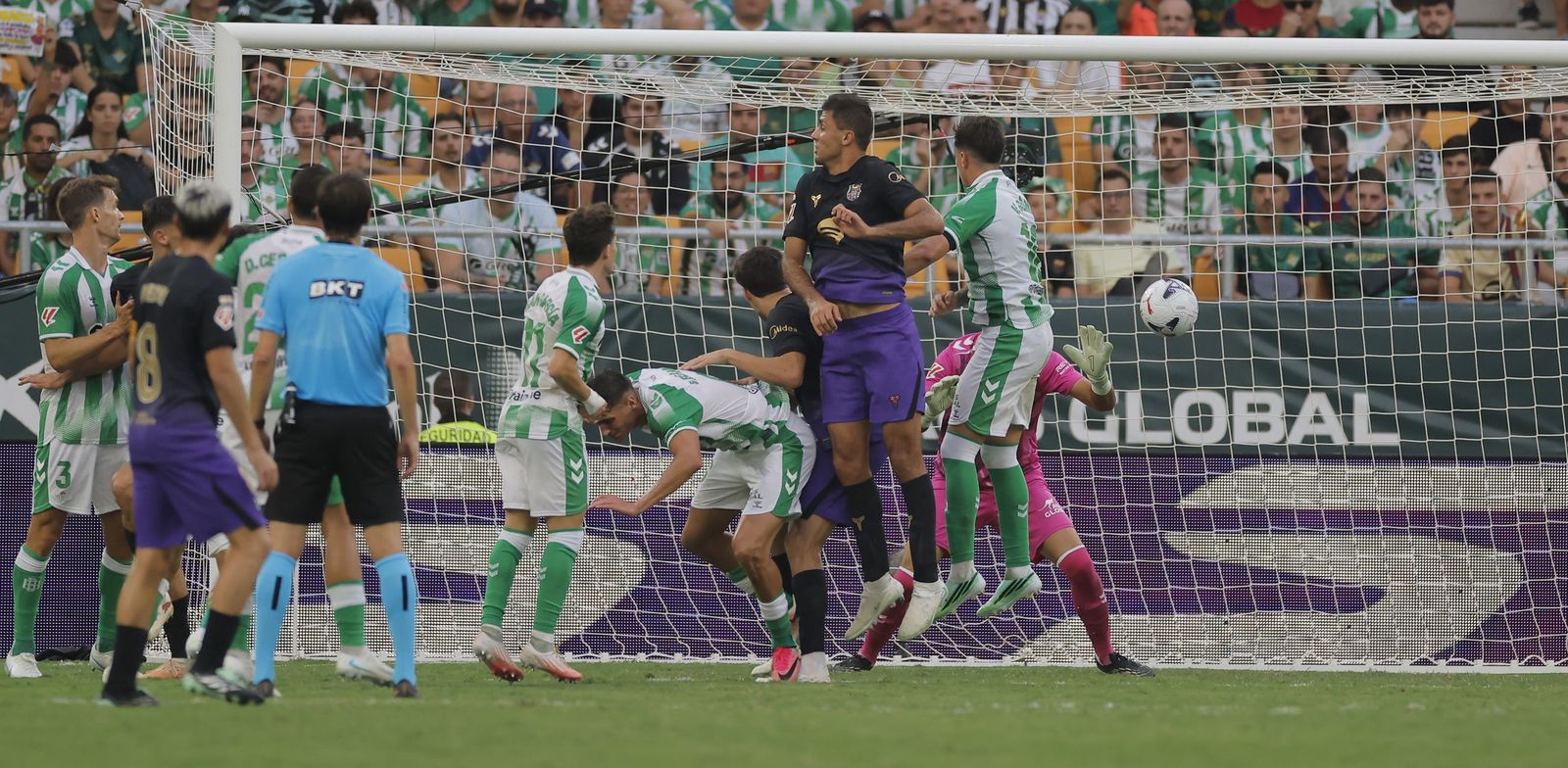 En un partido muy polémico, el Barça goleó a un Betis, que jugó contra el rival y el árbitro (Video) 11 Las fotos del Betis - Barcelona