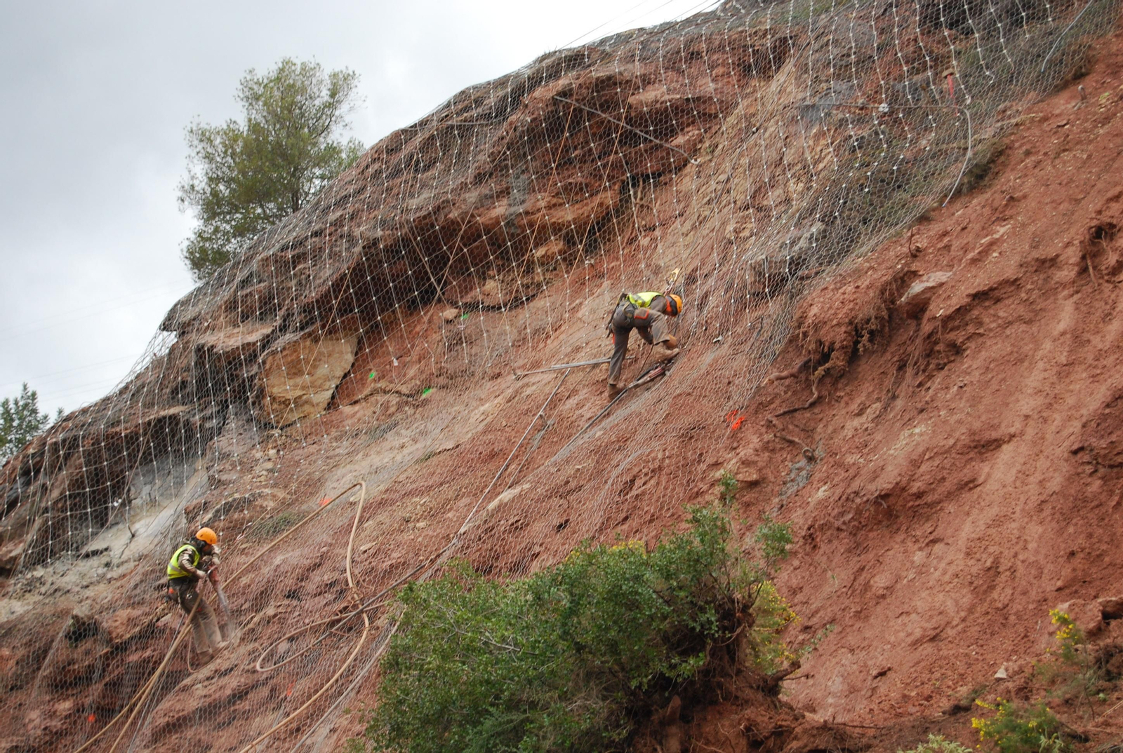 Trabajos de colocación de malla en una de las trincheras que recibirán obras de mejora. Trabajos de colocación de malla en una de las trincheras que recibirán obras de mejora.