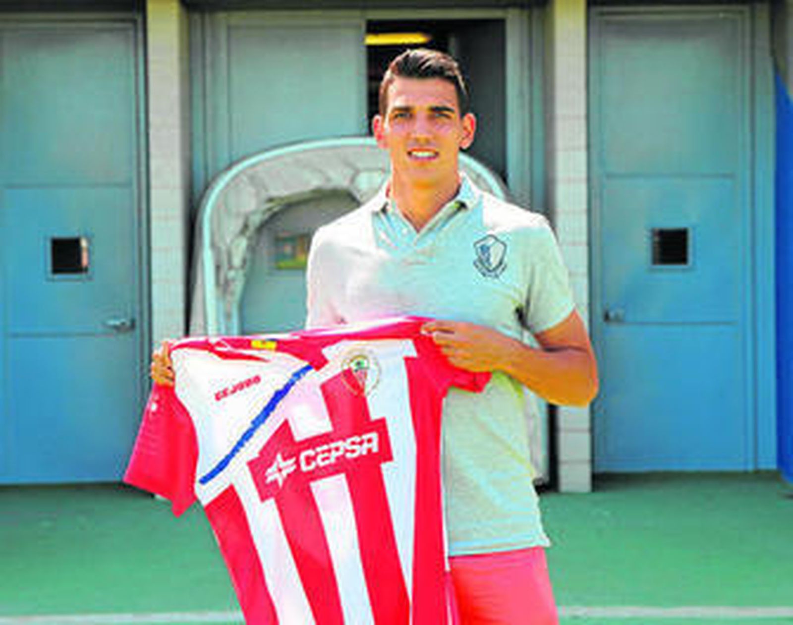 David Grande posa con la camiseta albirroja que vestirá la próxima temporada.