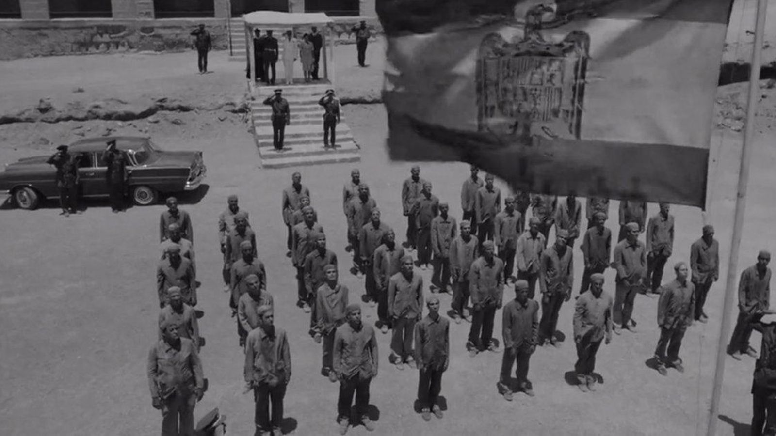 Los reclusos de Tefía en la ficción, con la bandera franquista ondeando