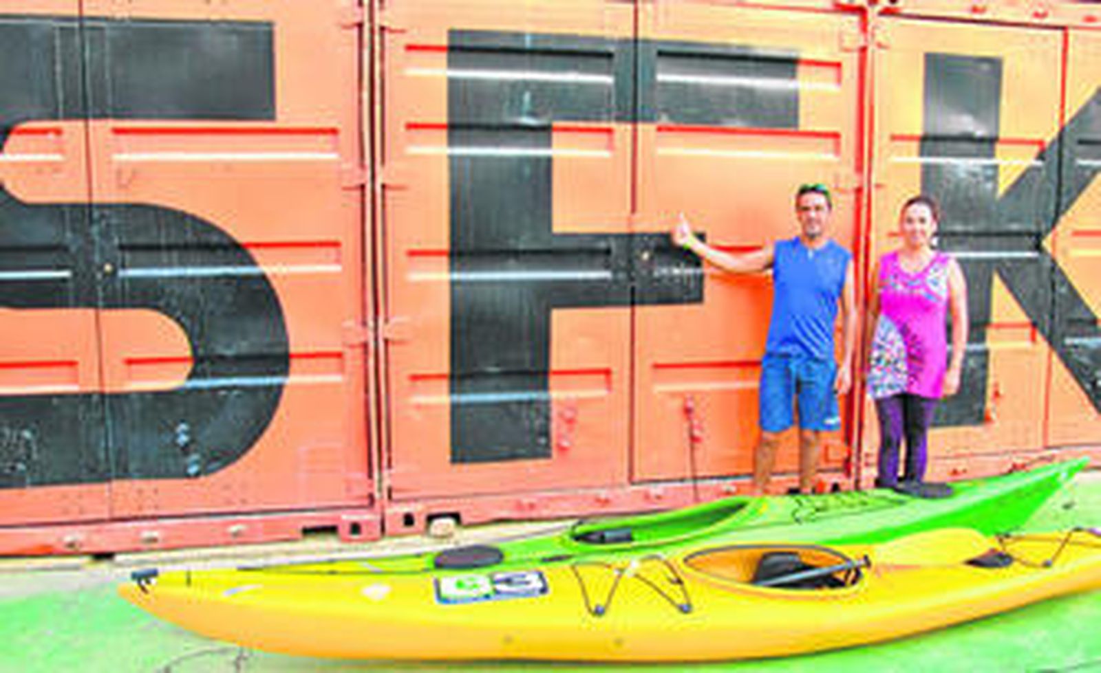 1. La directiva de SFK frente a la casa de piraguas donde se ubica su sede. 2. Socios de SFK realizando maniobras y actividades por el caño de La Magdalena con el Puente Zuazo de fondo. 3. Algunos miembros del club deportivo que junto a monitores desembarcan en la rampa que se sitúa en el recinto de La Magdalena.