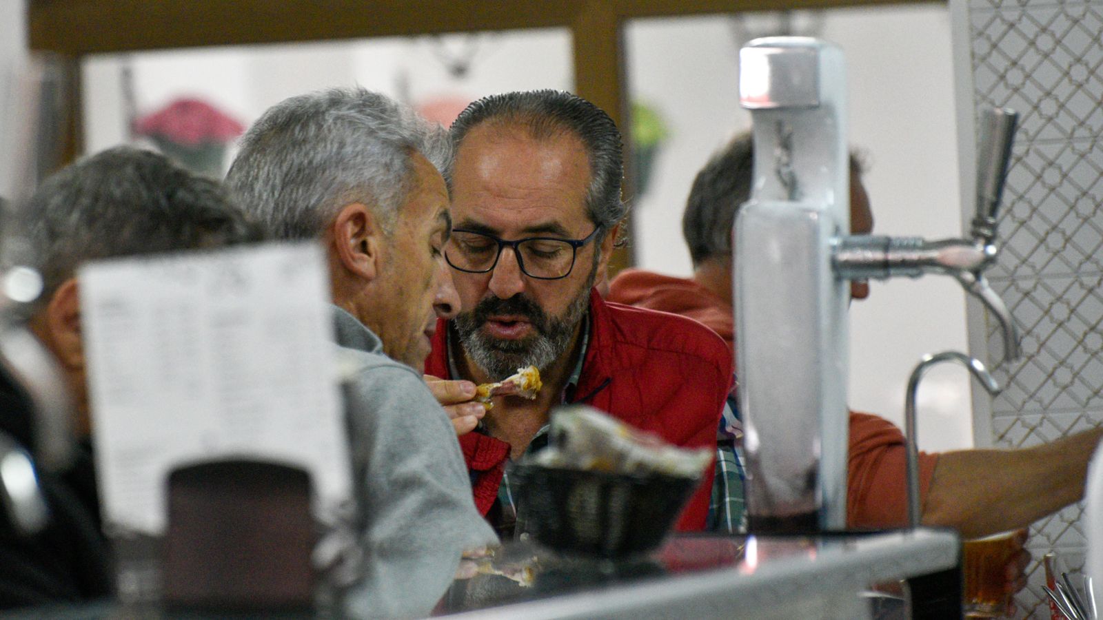 Las fotos del primer dia de reapertura del Bar 'Te dire' en Algeciras