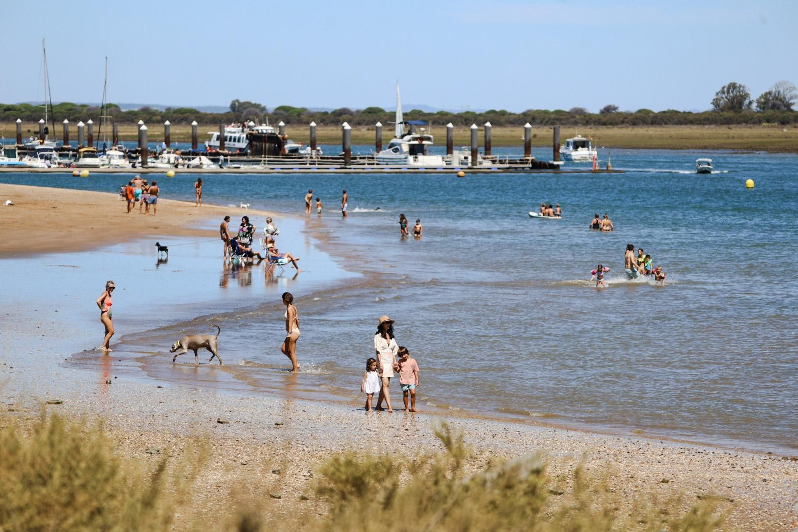 Imágenes de una soleada mañana en la playa en Punta Umbría este verano.