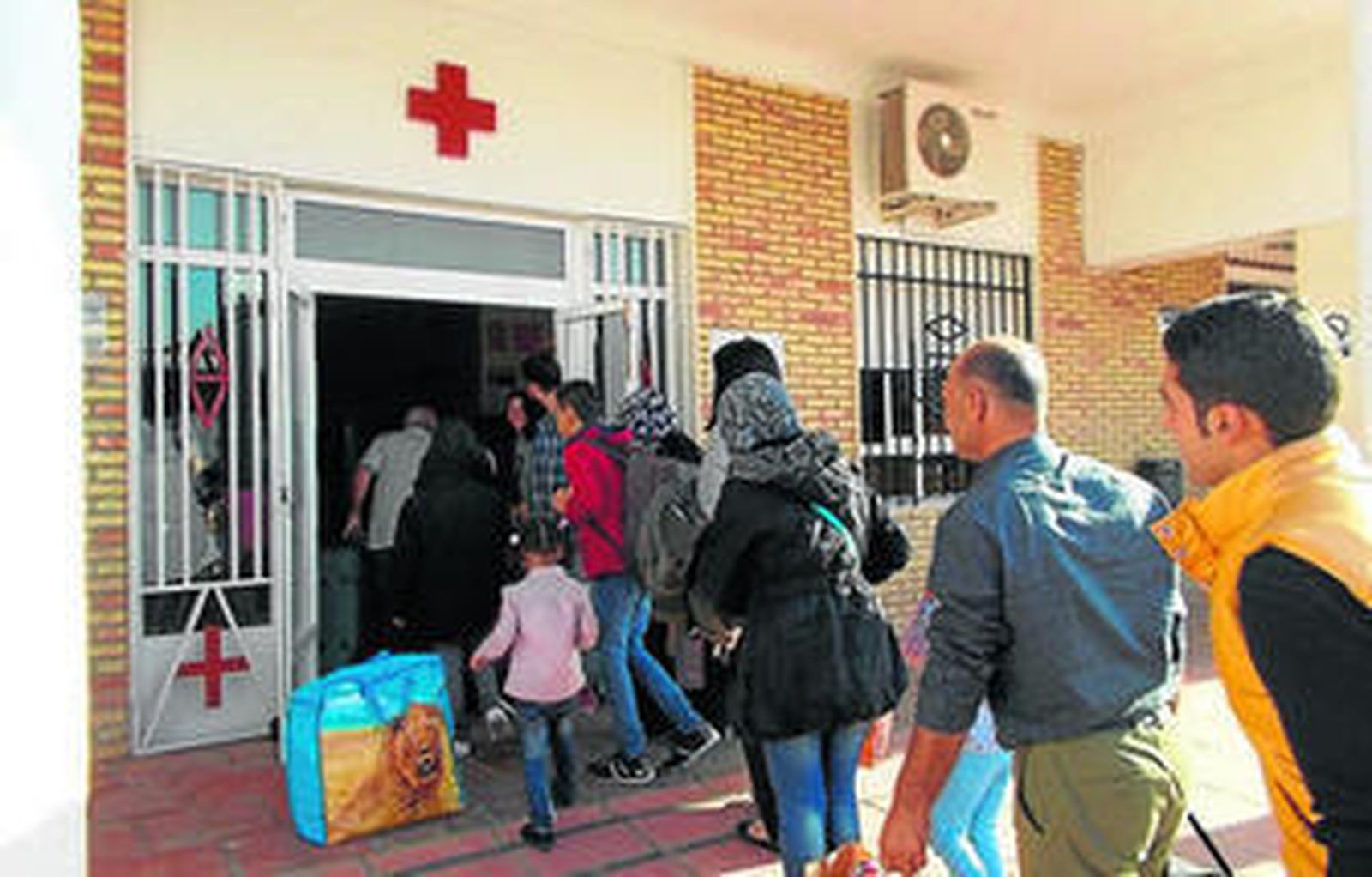 Un grupo de personas llega a las instalaciones pontanesas.