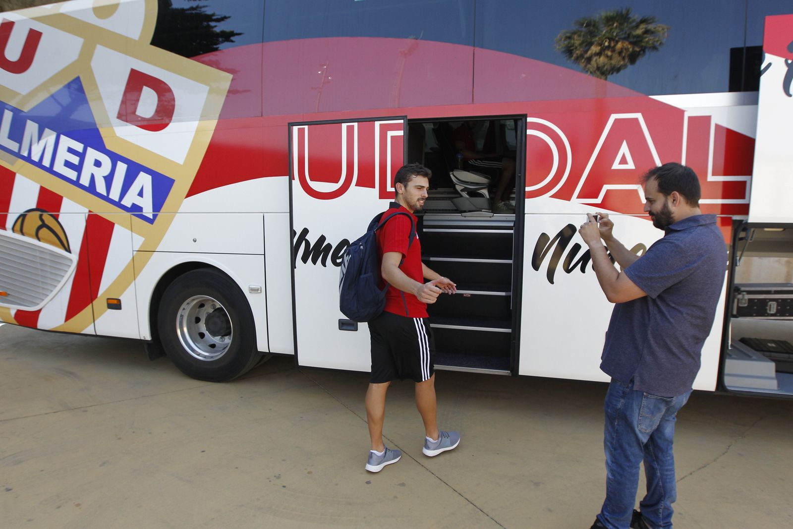 Fotogalería salida jugadores U.D. Almería con destino San Pedro del Pinatar