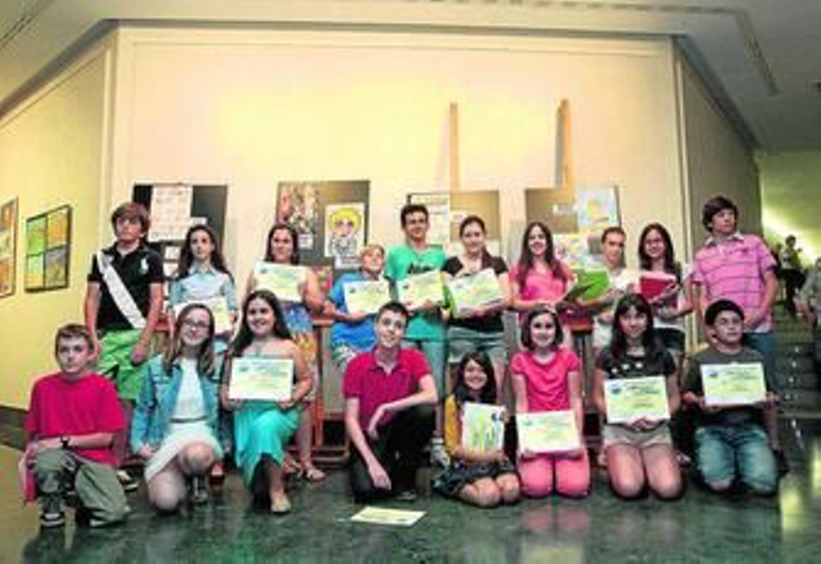 1. Algunos de los premiados en la décimo tercera edición del certamen. 2. Gema Guerrero leyendo su obra 'El cuento de la cafetera vieja'. 3. Público asistente al acto de entrega de los premios. 4. Un grupo de chavales ante algunas de las obras expuestas.