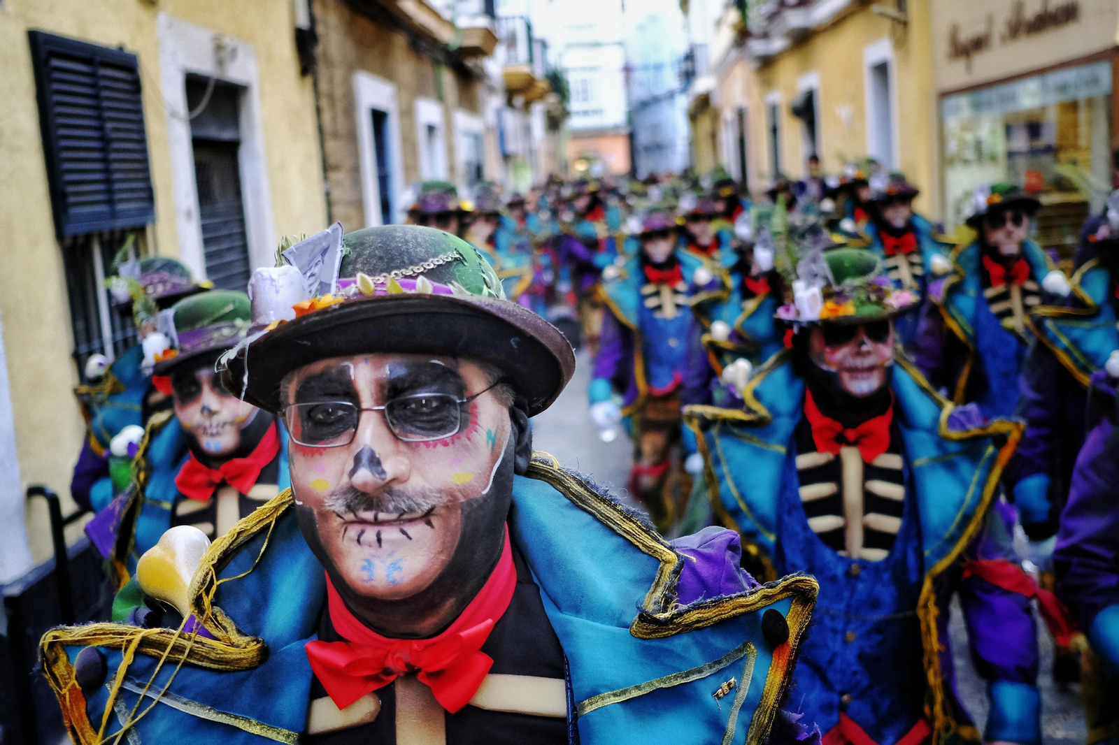 El coro 'Los del patio', camino del teatro por la calle de la Rosa