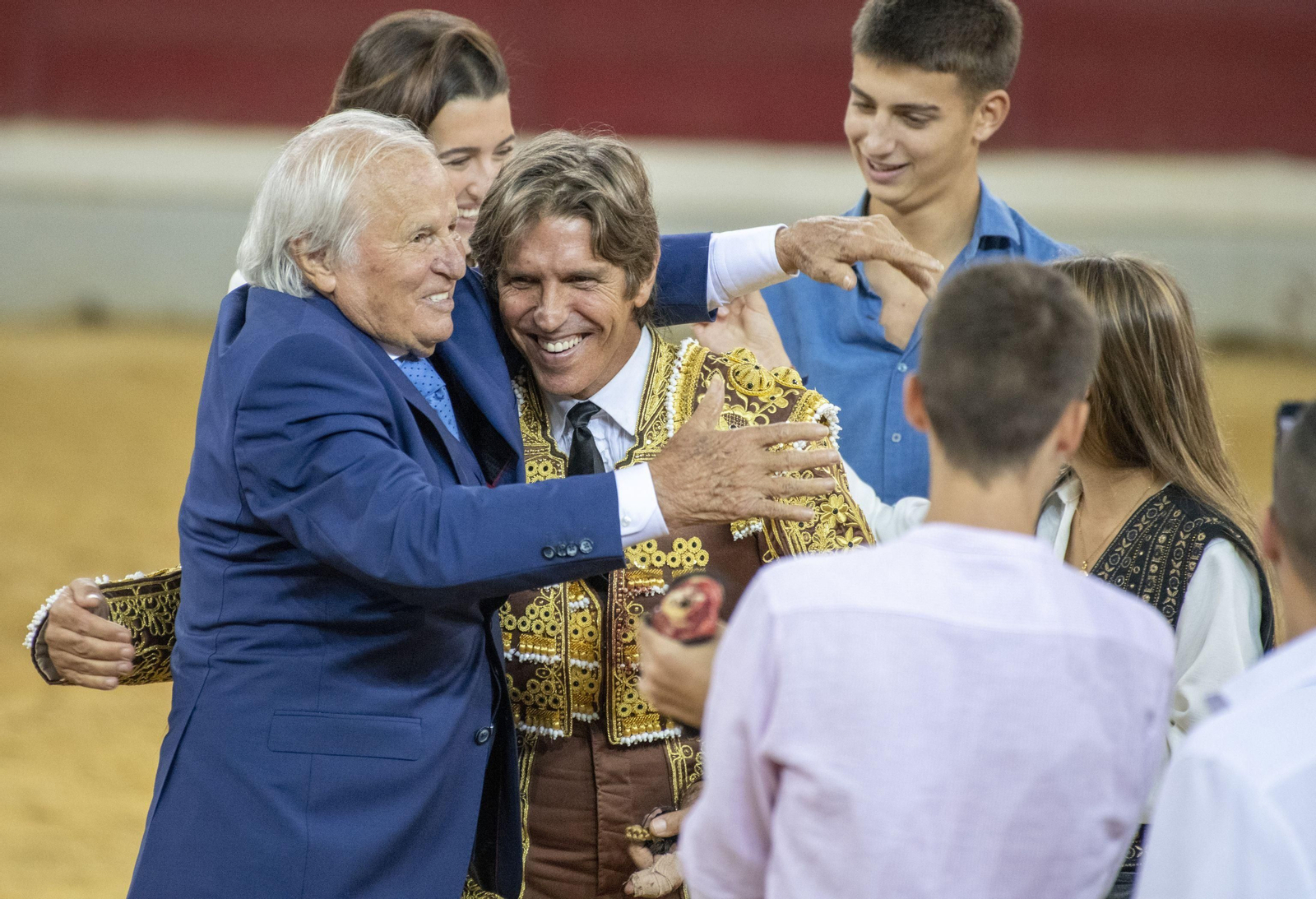 El Cordobés padre, Manuel Benítez , tras cortar la coleta de su hijo Manuel Díaz 'El Cordobés', en su despedida de los ruedos este domingo en Jaén.