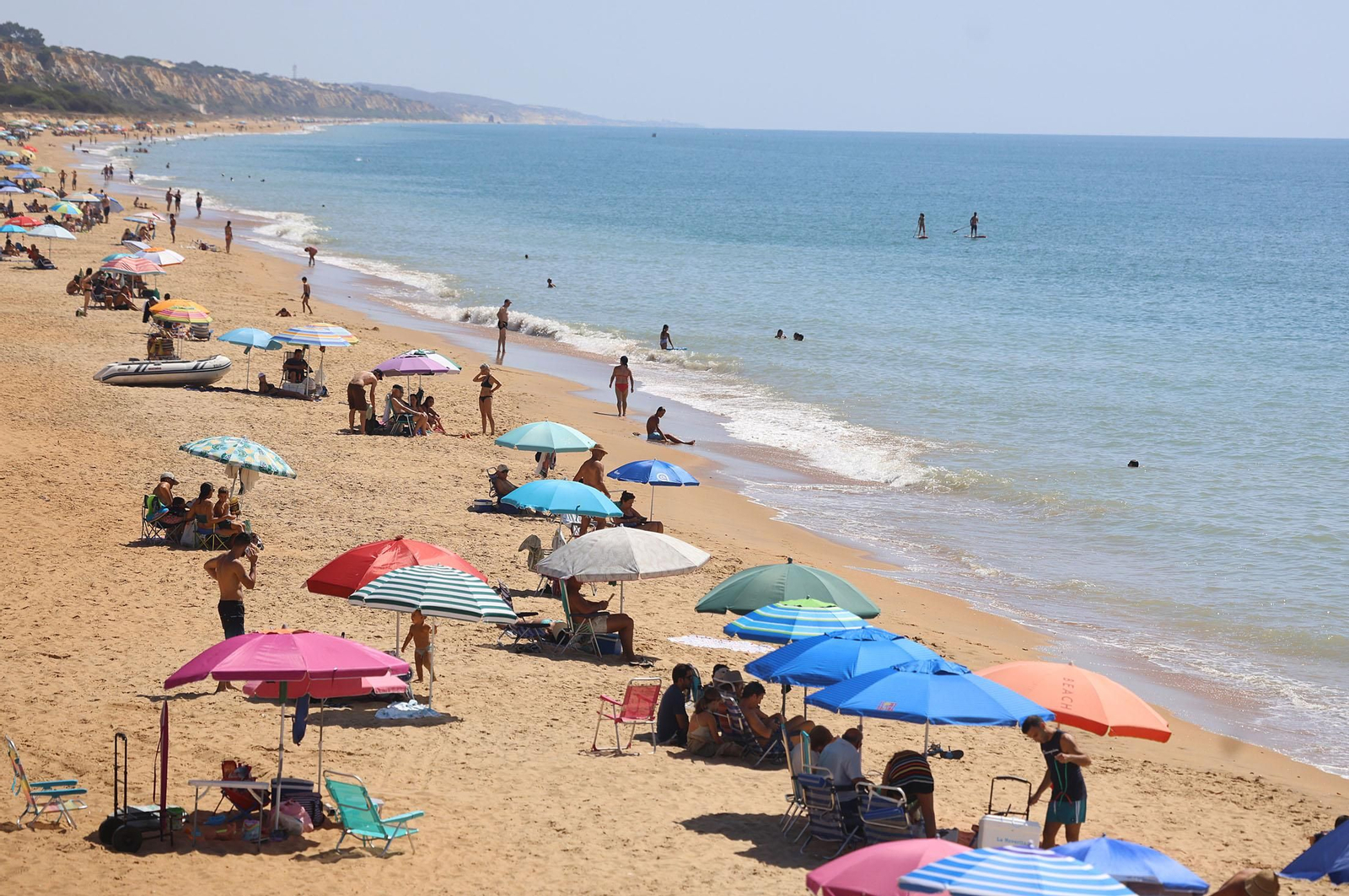 Imágenes del ambiente en las playas de Huelva durante la mañana del domingo