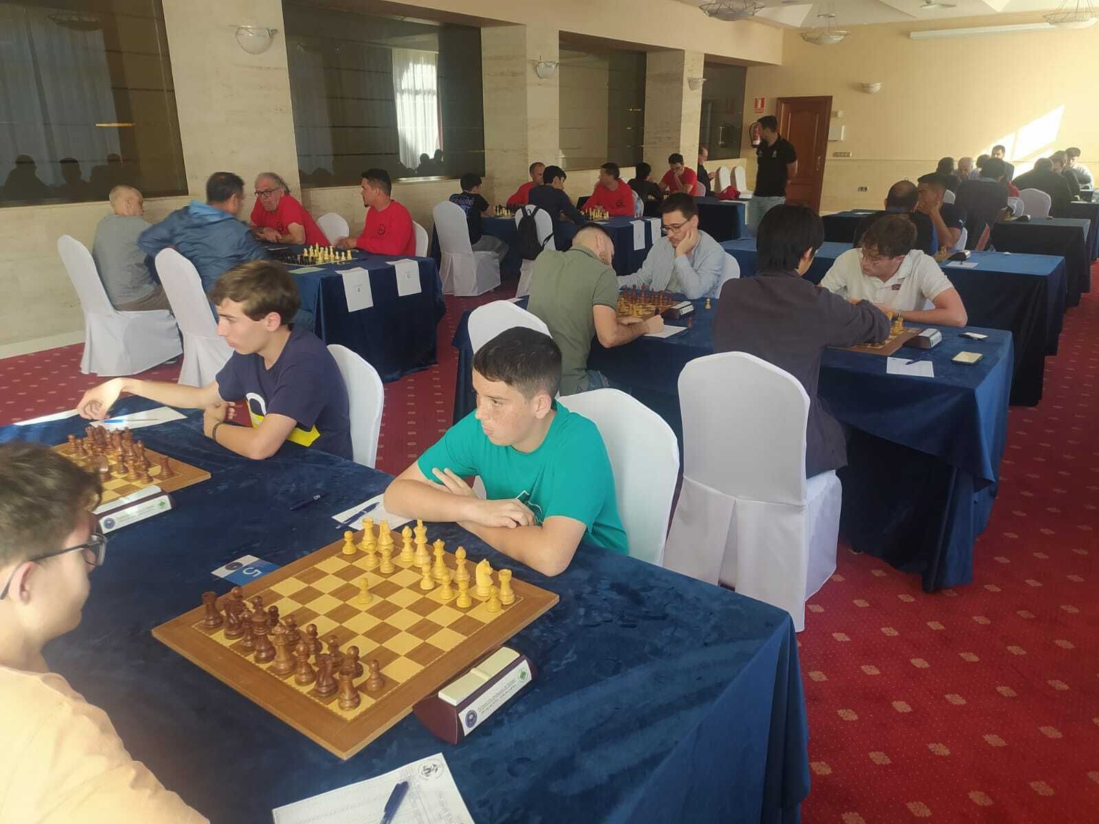 Los jóvenes jugadores granadinos durante una de las partidas.