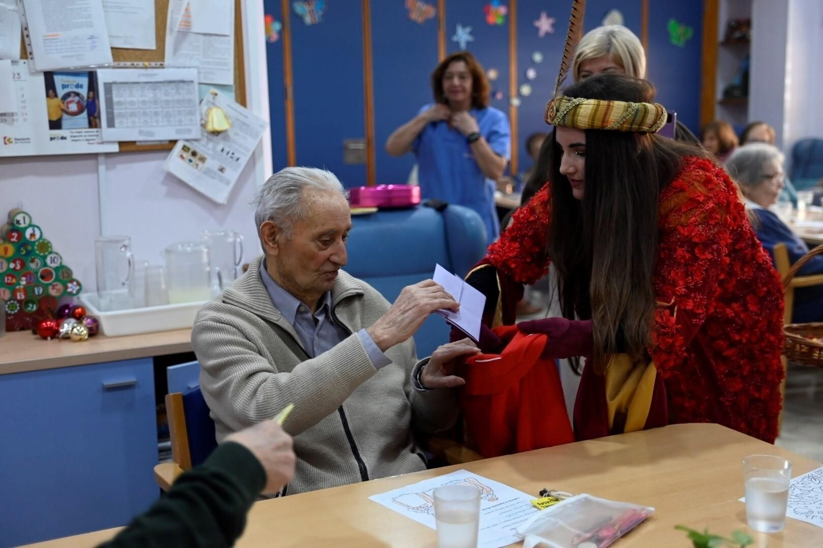 La visita de la Cartera Real de Córdoba a la residencia de Alzheimer San Rafael, en imágenes