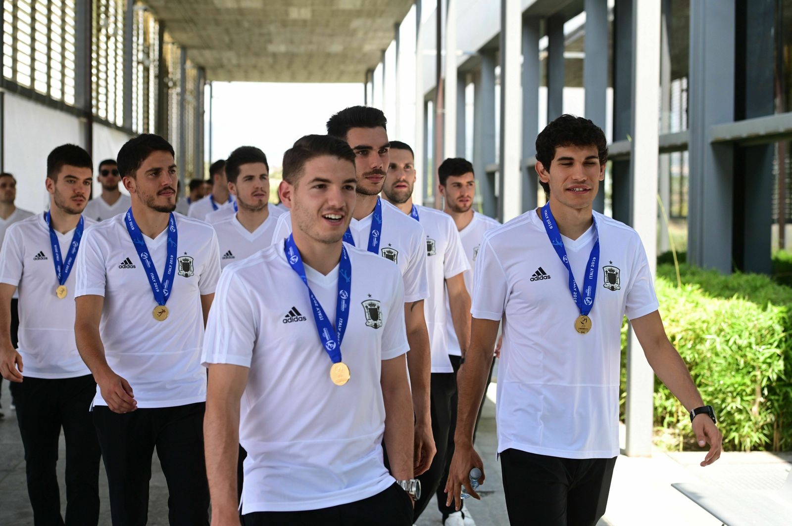 Manu Vallejo, con su medalla de oro, encabeza el grupo a la llegada a la sede federativa.