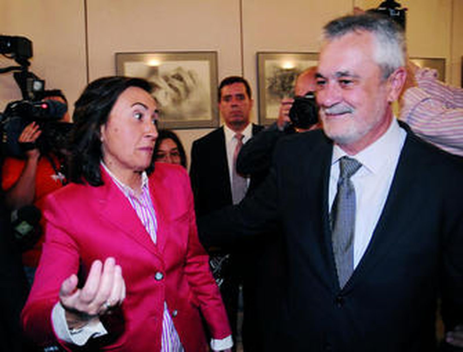 Aguilar gesticula ante José Antonio Griñán.