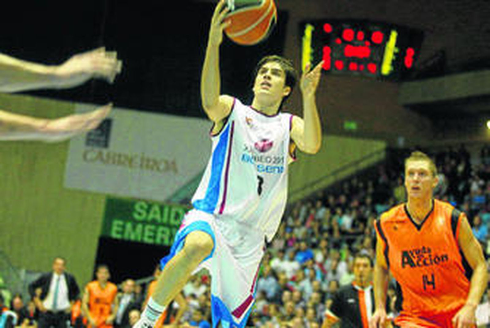 Juan Alberto Aguilar entra a canasta durante un partido.