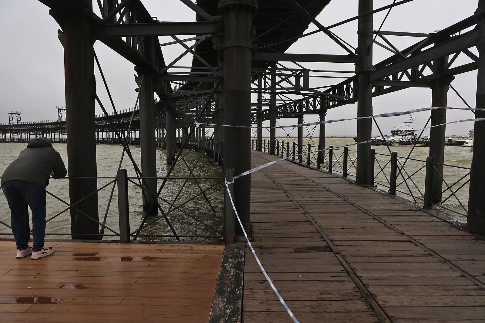 Muelle de carga de la Riotinto con marea alta en la borrasca Leonardo (4)