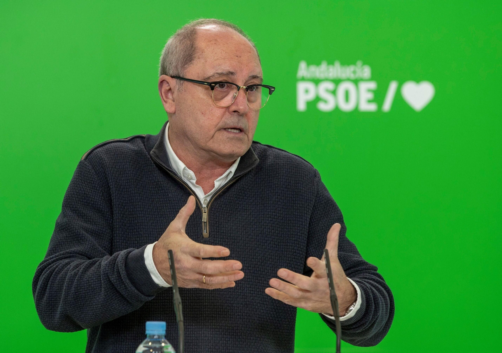El dirigente del PSOE-A Juan Cornejo en una rueda de prensa.
