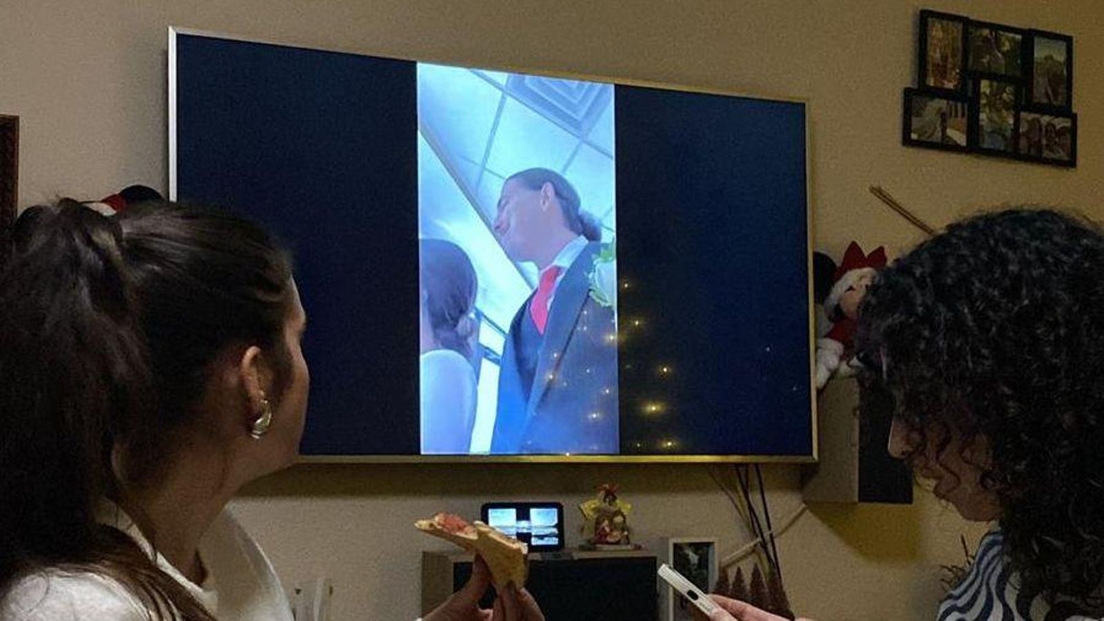 Amigas de la pareja viendo la boda en directo