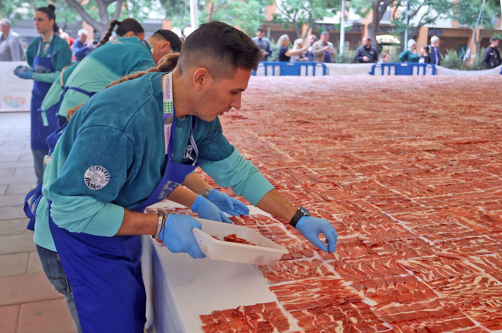 Huelva consigue el récord Guinness con el plato de jamón más grande del mundo, en imágenes