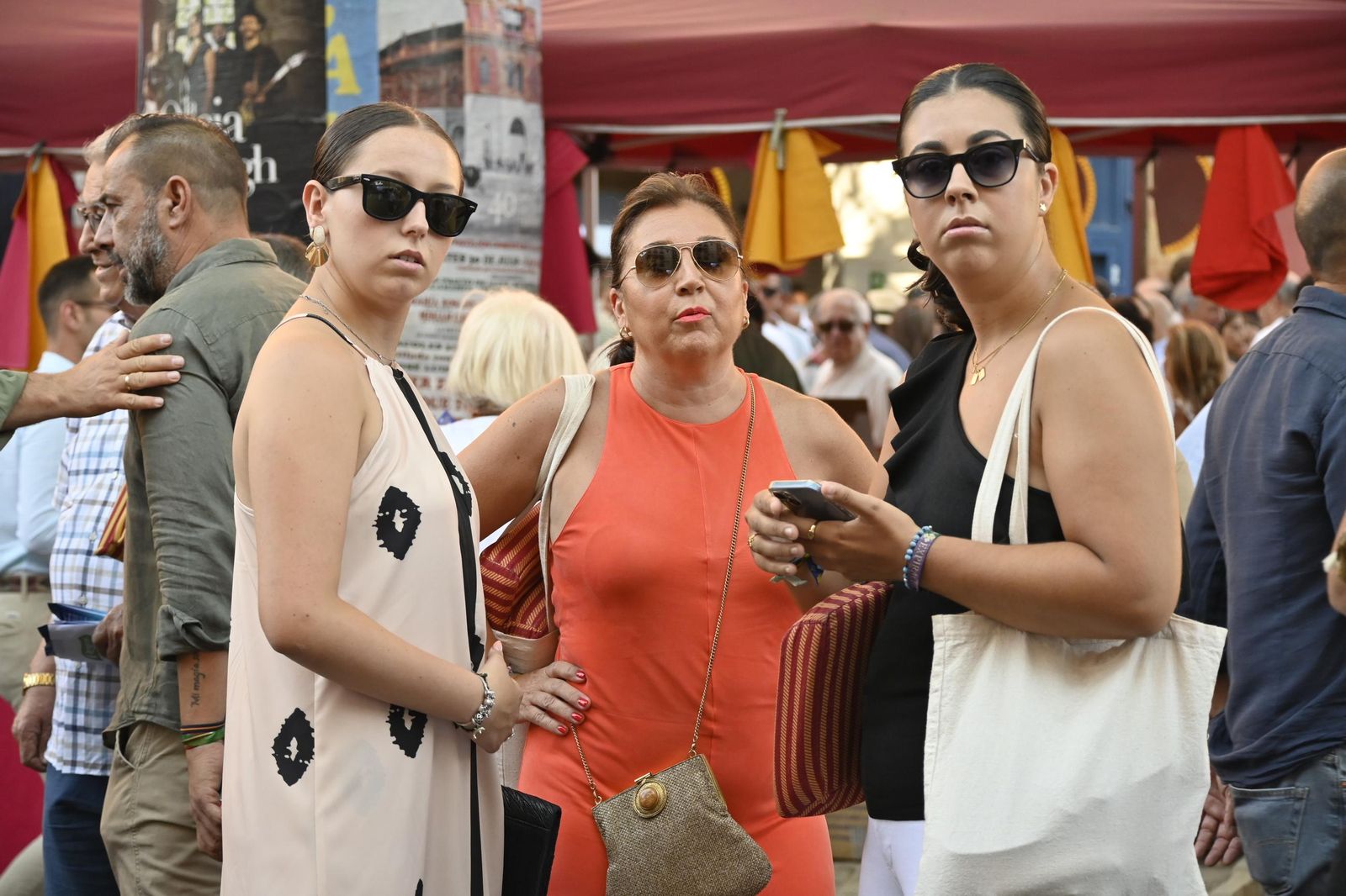 Imágenes de ambiente en el cuarto día de toros en Huelva