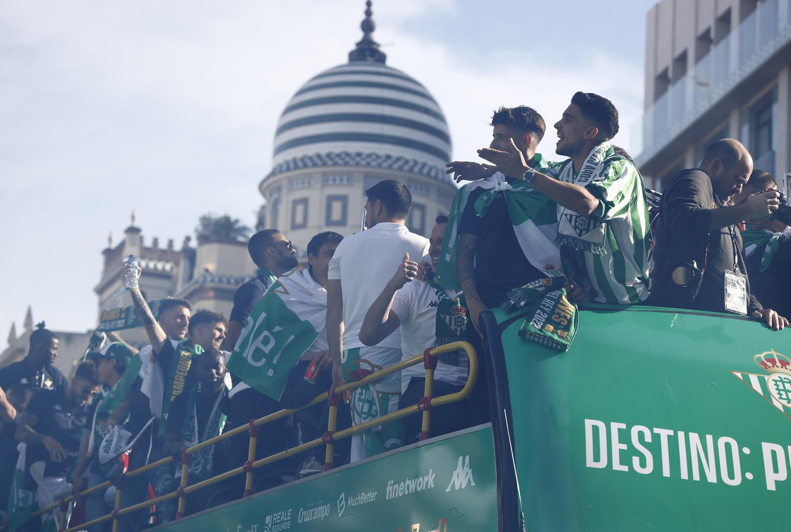 Las imágenes de la celebración del Betis por las calles de Sevilla