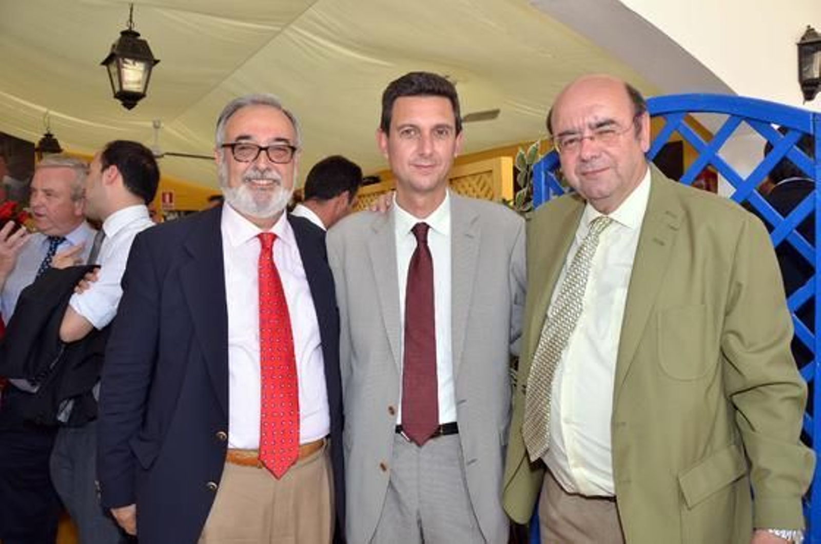 Juan José Sánchez, gerente de Suinbasa; Miguel Berraquero, gerente de Diario de Jerez; y José Ignacio Díez, de Fegusa, ayer en la caseta de este periódico.

Foto: Manuel Aranda