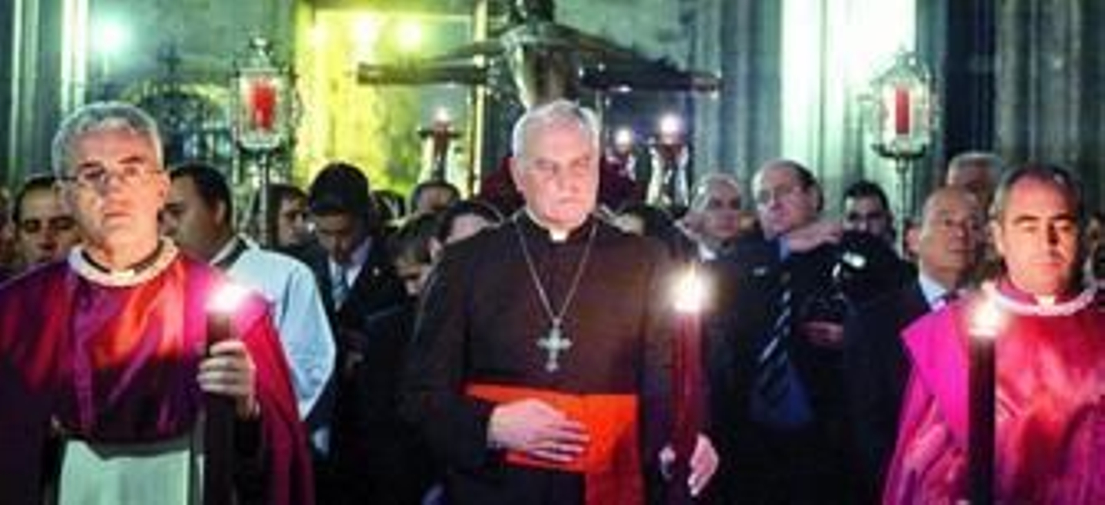 El cardenal Amigo, flanqueado por el vicario general, Francisco Ortiz, y el canónigo Manuel Soria.