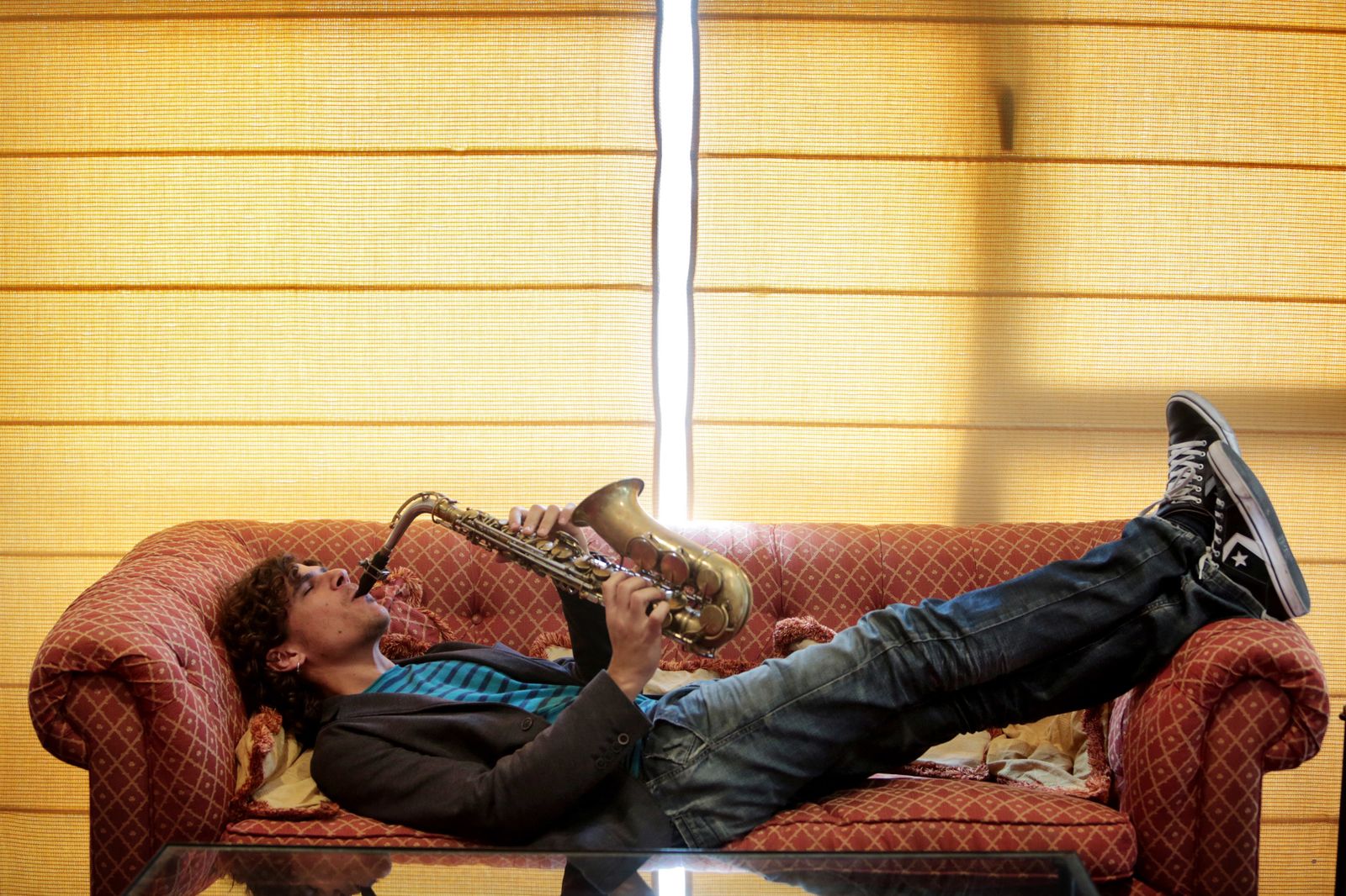 El músico isleño Antonio Lizana, en la hemeroteca de 'Diario de Cádiz'.