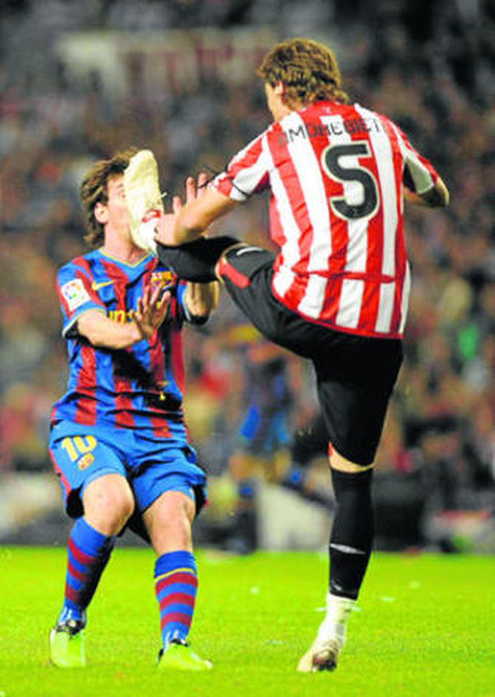 Messi se frena ante una plancha del local Amorebieta.