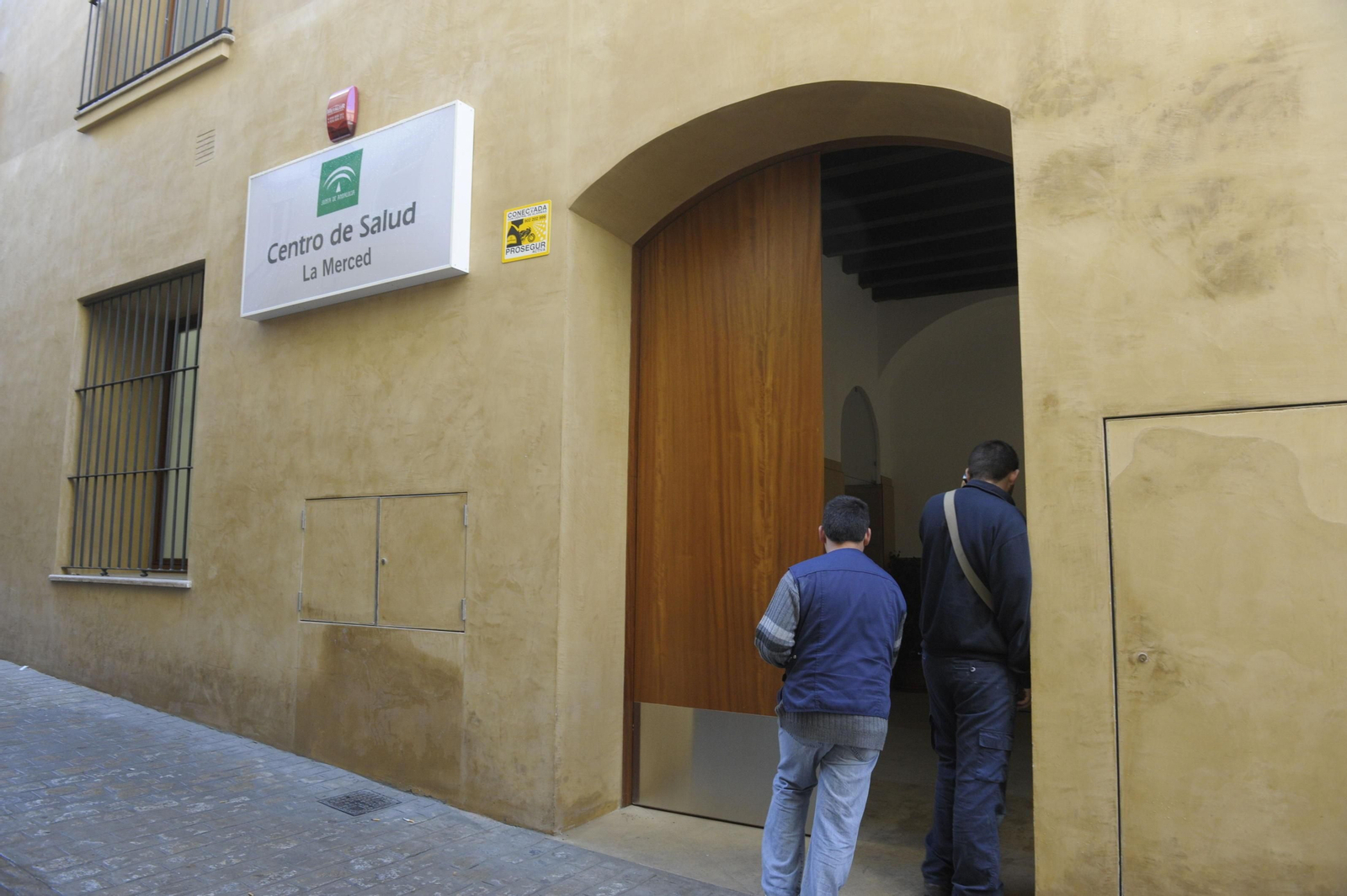 Entrada del Centro de Salud La Merced de Cádiz.