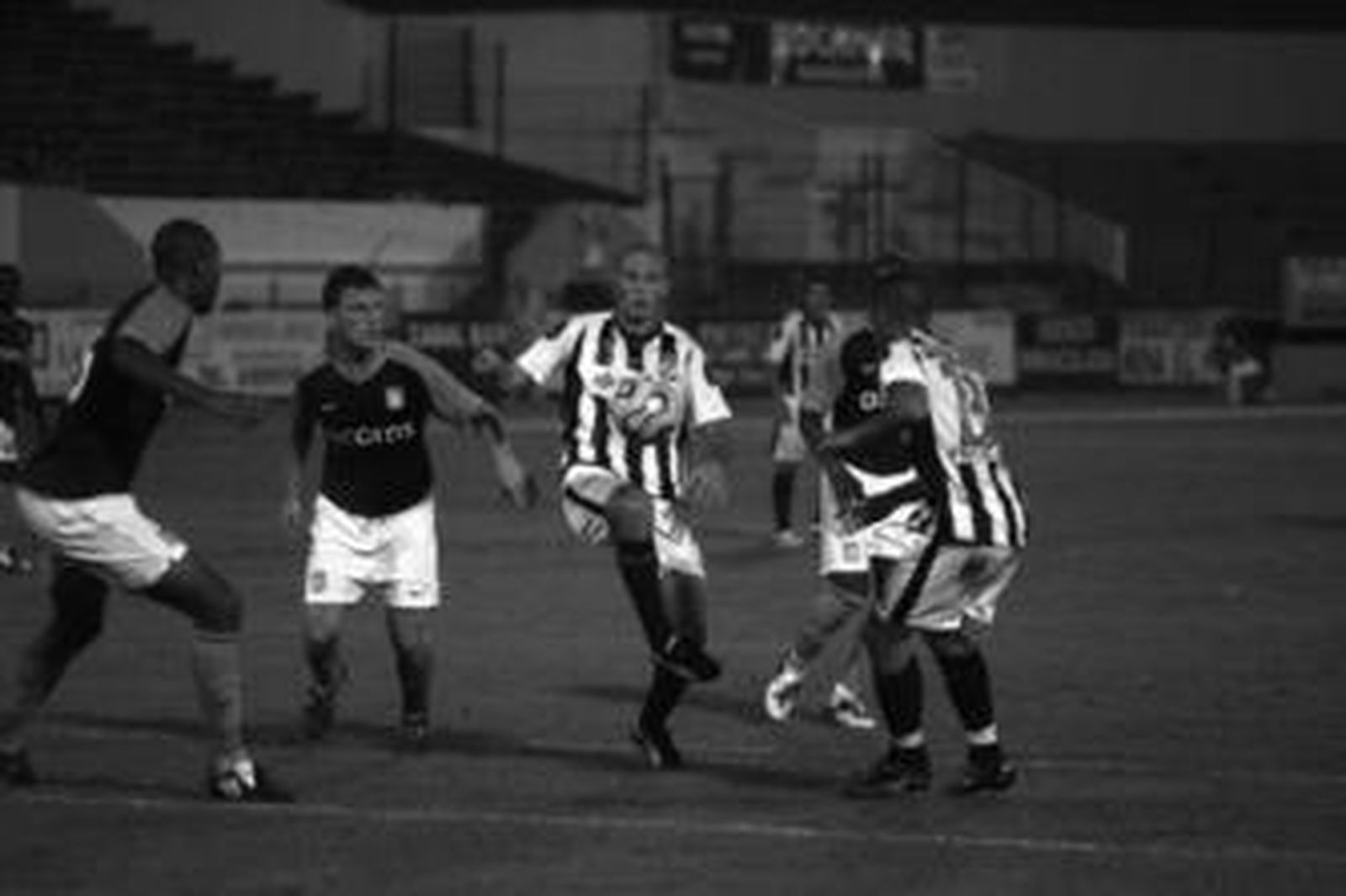 Enzo Noir (i) y Joseph (d) inventan una ocasión de peligro en el partido contra el Aston Villa.