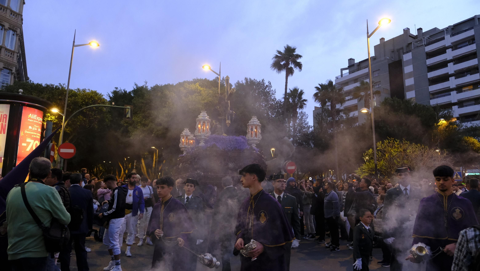 Pasión vuelve a su Iglesia de Santa Teresa azotada por la lluvia