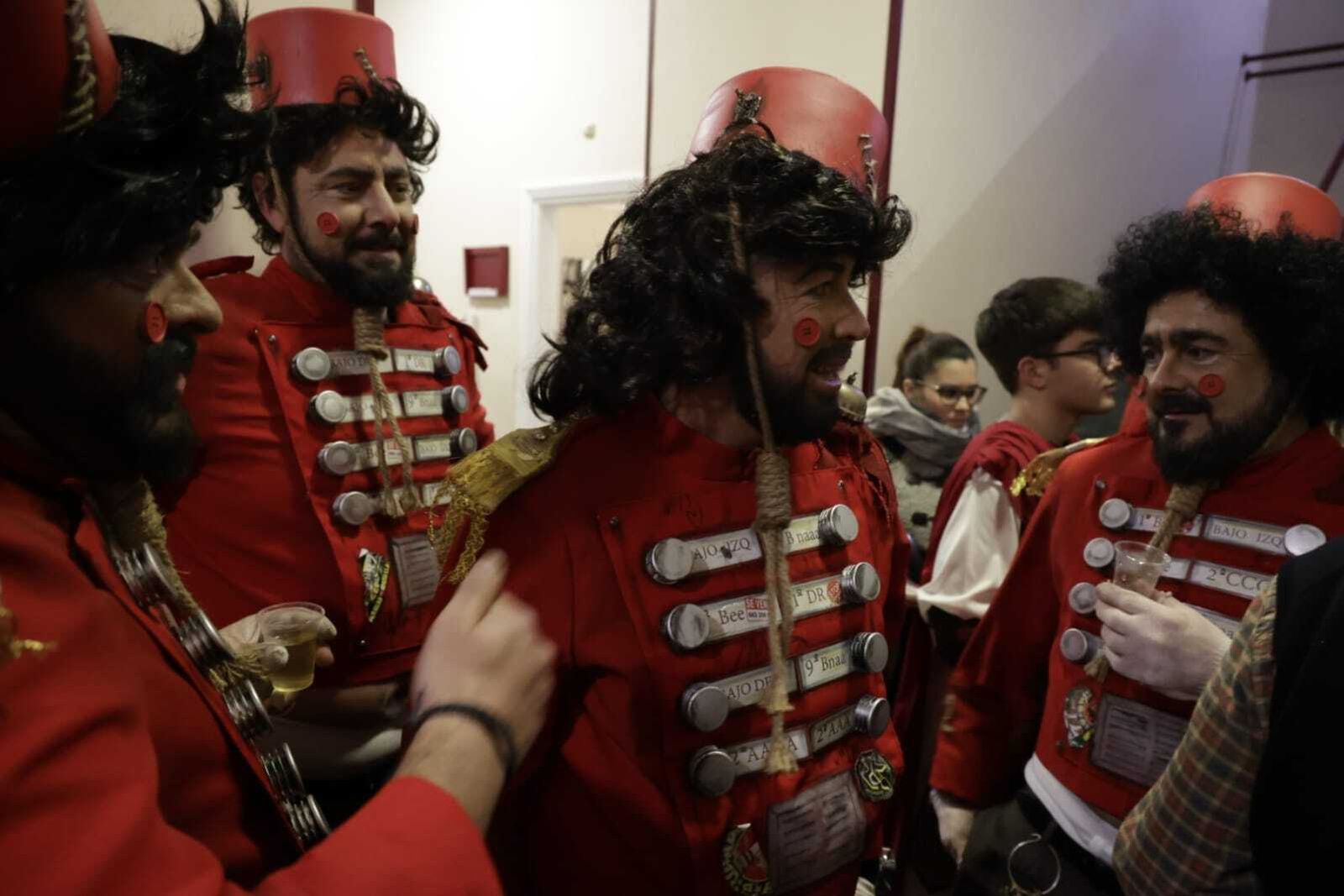 Chirigota 'Hotel resort y Cadi, aquí tiene usté su casa' en camerinos