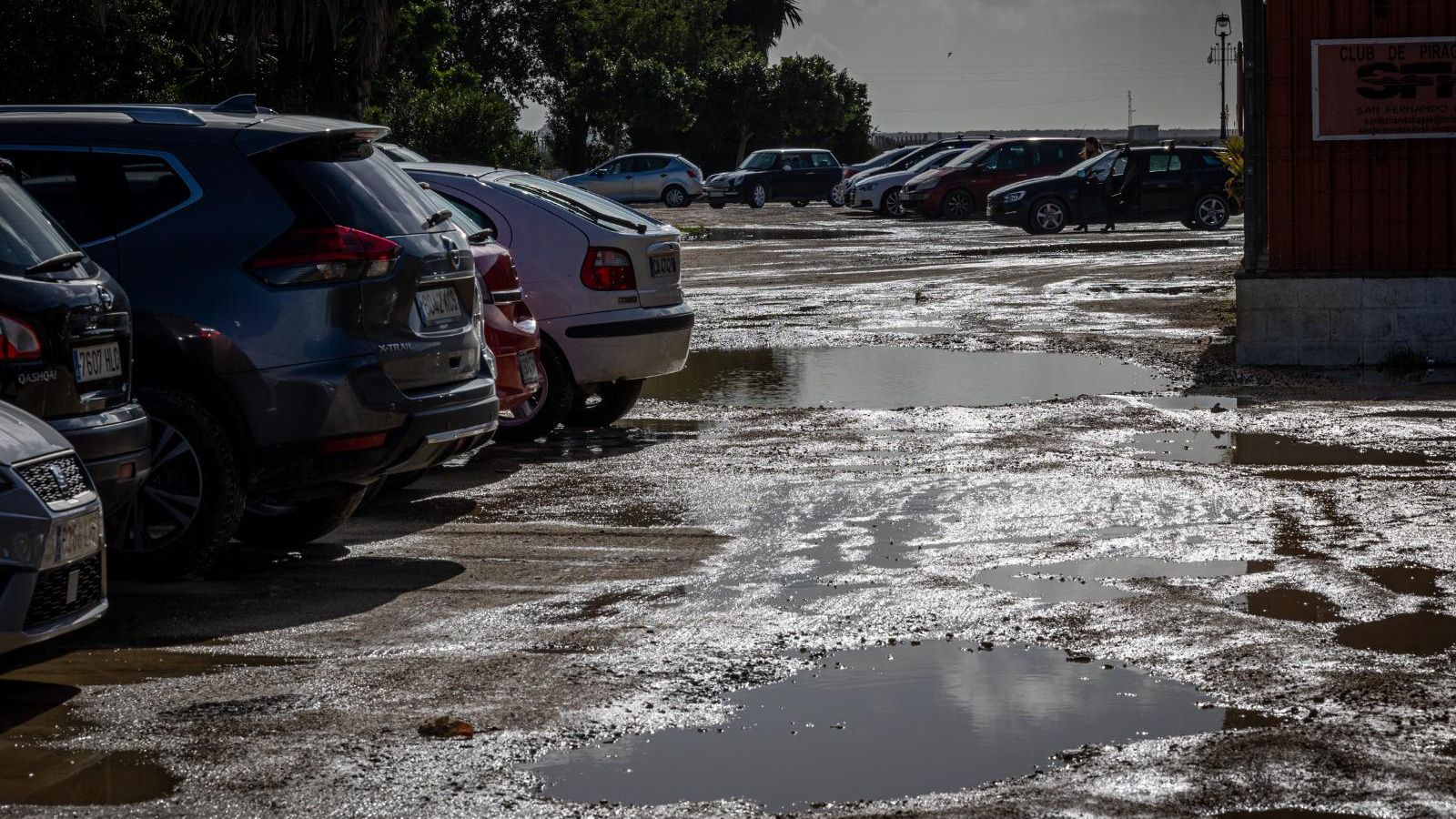 Zona de La Magdalena habilitada para aparcar toda embarrada.