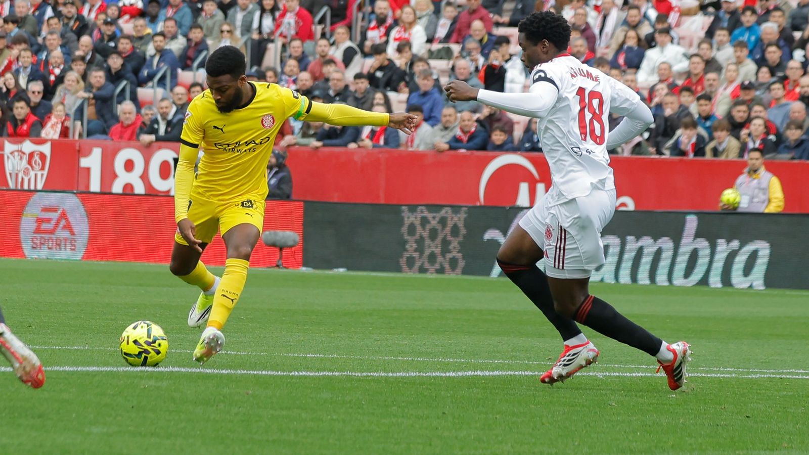 Momento en el que Thomas Lemar armó la pierna para buscar el disparo.