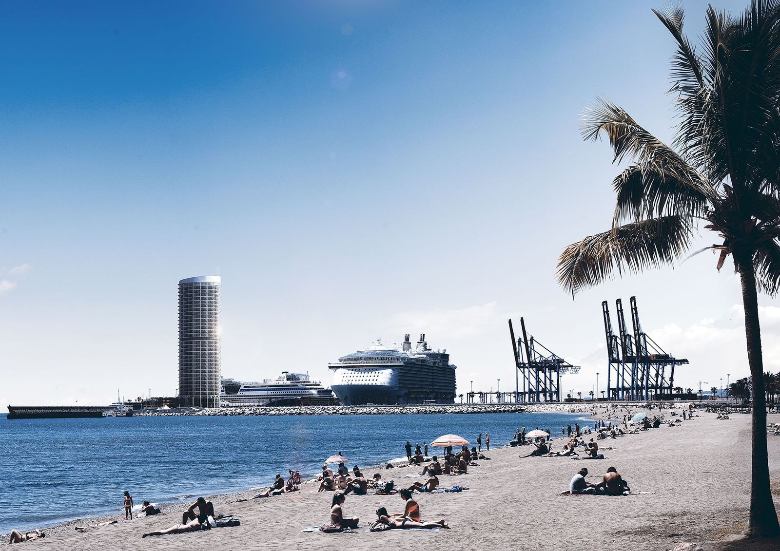 La torre proyectada en el puerto, vista desde la playa de La Malagueta.