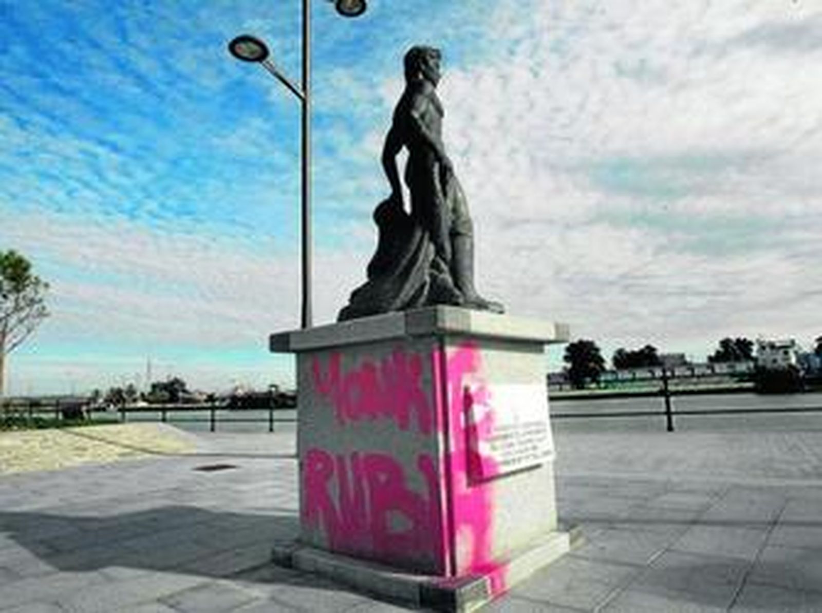 El monumento al Pescador, lleno de pintadas por el vandalismo.