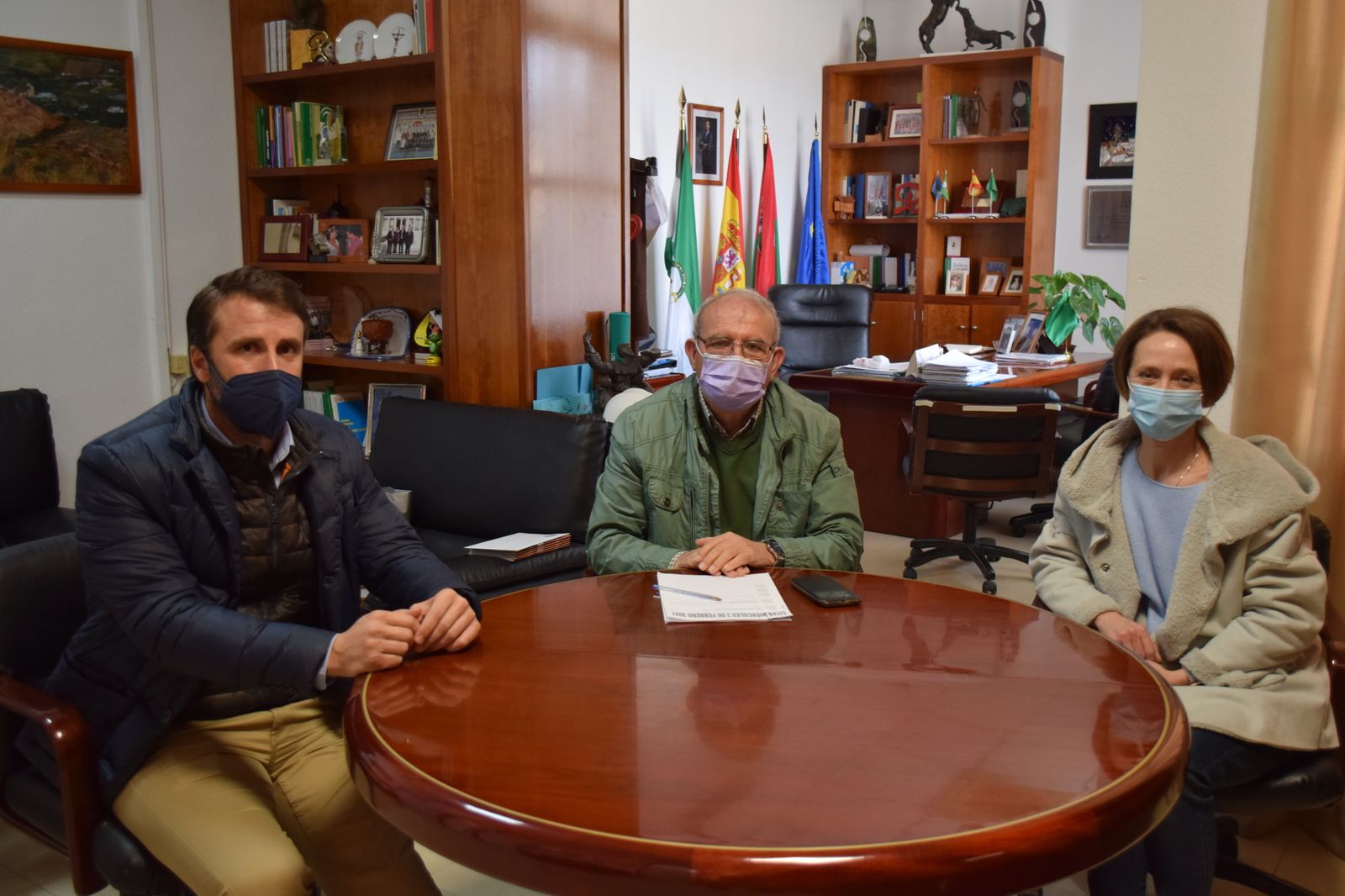 El alcalde junto al director y la jefa de producción de Ilunion.