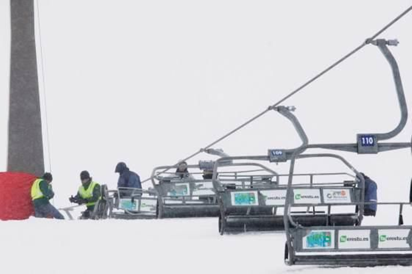 Un fallo técnico provocó la caída de seis sillas, tras la que resultaron heridas 23 personas en la zona de principiantes de Borreguiles, en Sierra Nevada.  Foto: Miguel Rodriguez
