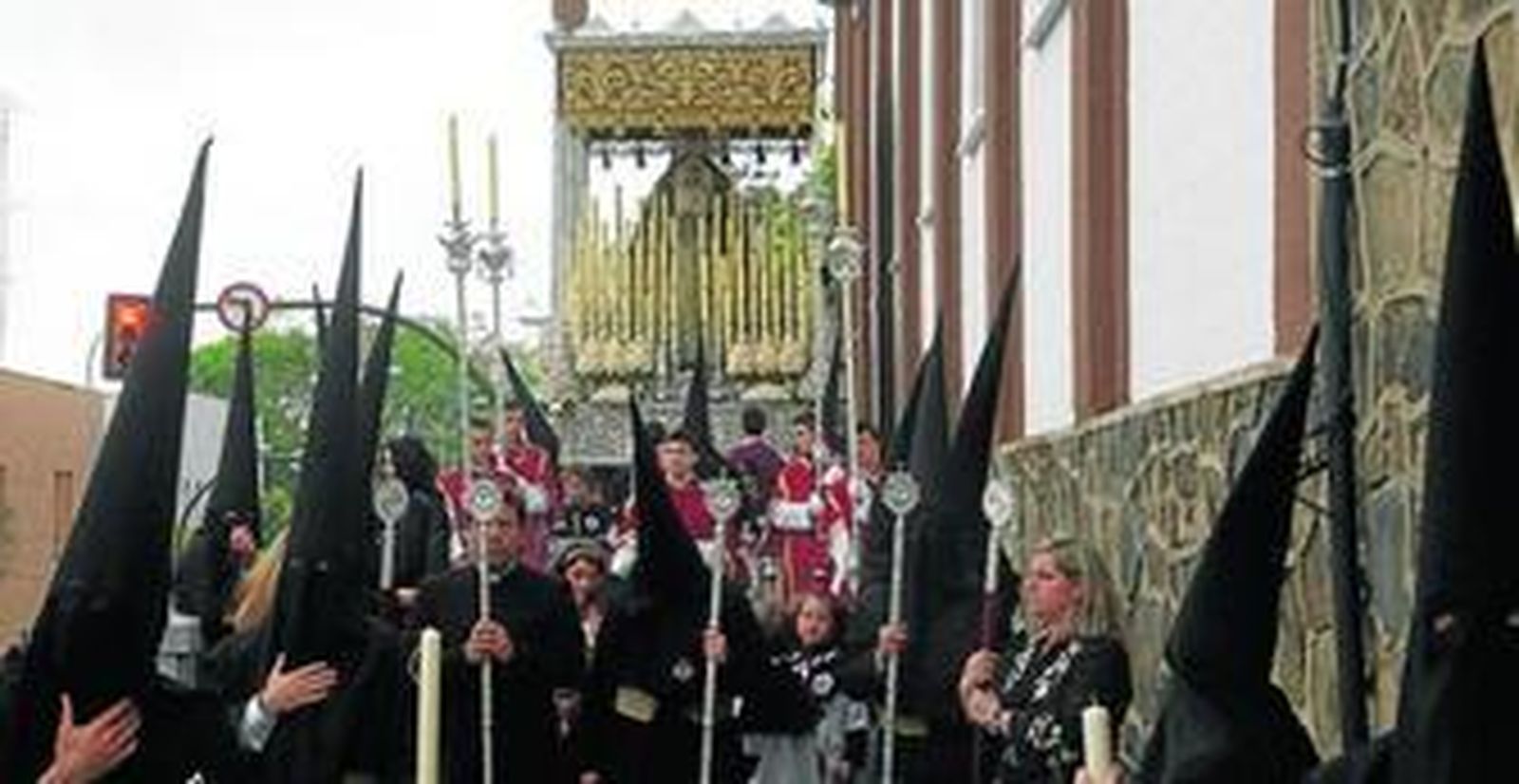 La titular de la Hermandad de Estudiantes, en su primer descenso por la nueva rampa del templo de San Sebastián.