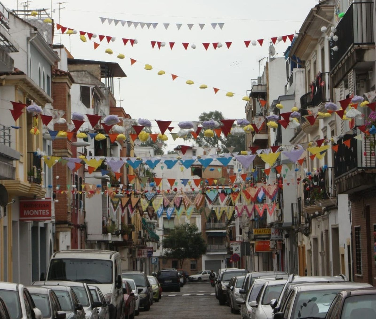 La calle Don Carlos Romero, engalanada para la Batalla de las Flores.