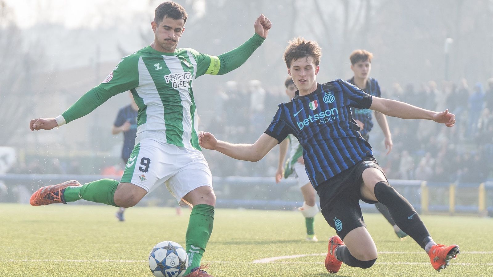 Rodrigo Marina golpea a portería en el tercer gol del Betis