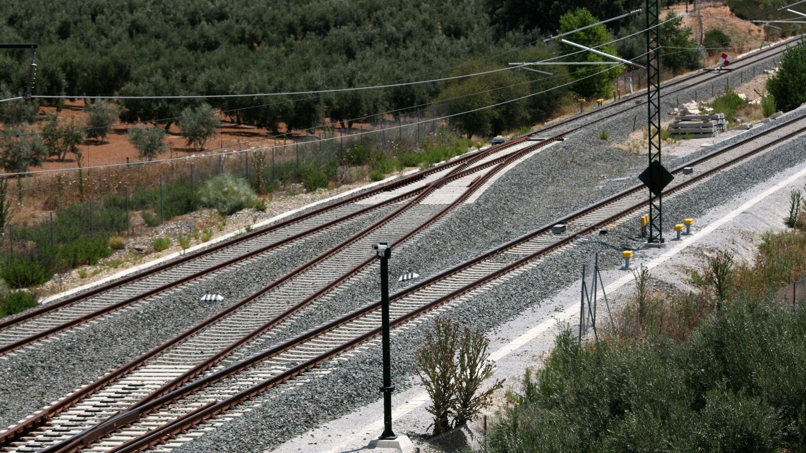 A la izquierda, línea convencional. A la derecha, línea del AVE. El desvío entre ambas el Tocón nunca se ha llegado a utilizar