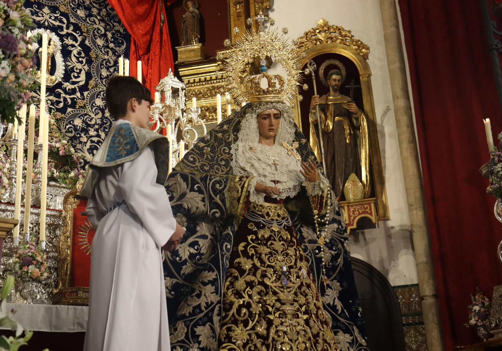 Besamanos de María Santísima de la Hiniesta Dolorosa