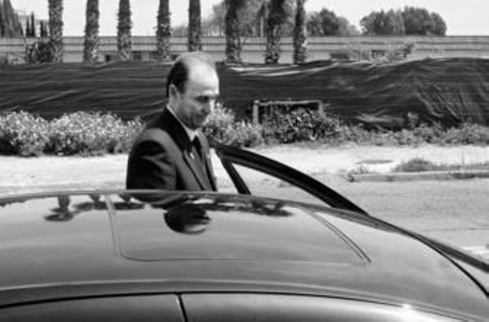 Manuel Ruiz de Lopera abandona la ciudad deportiva.