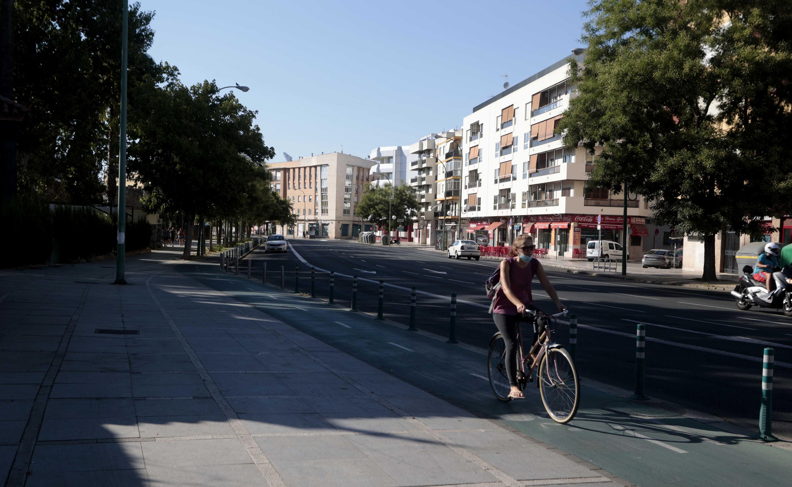 Una joven circula por el carril bici de la Ronda Histórica, una vía principal que está en plena reordenación.